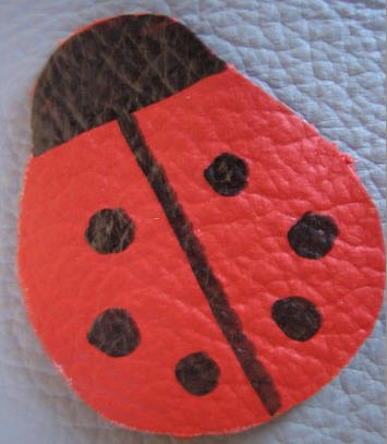 LeLa - Roter Käfer auf grau